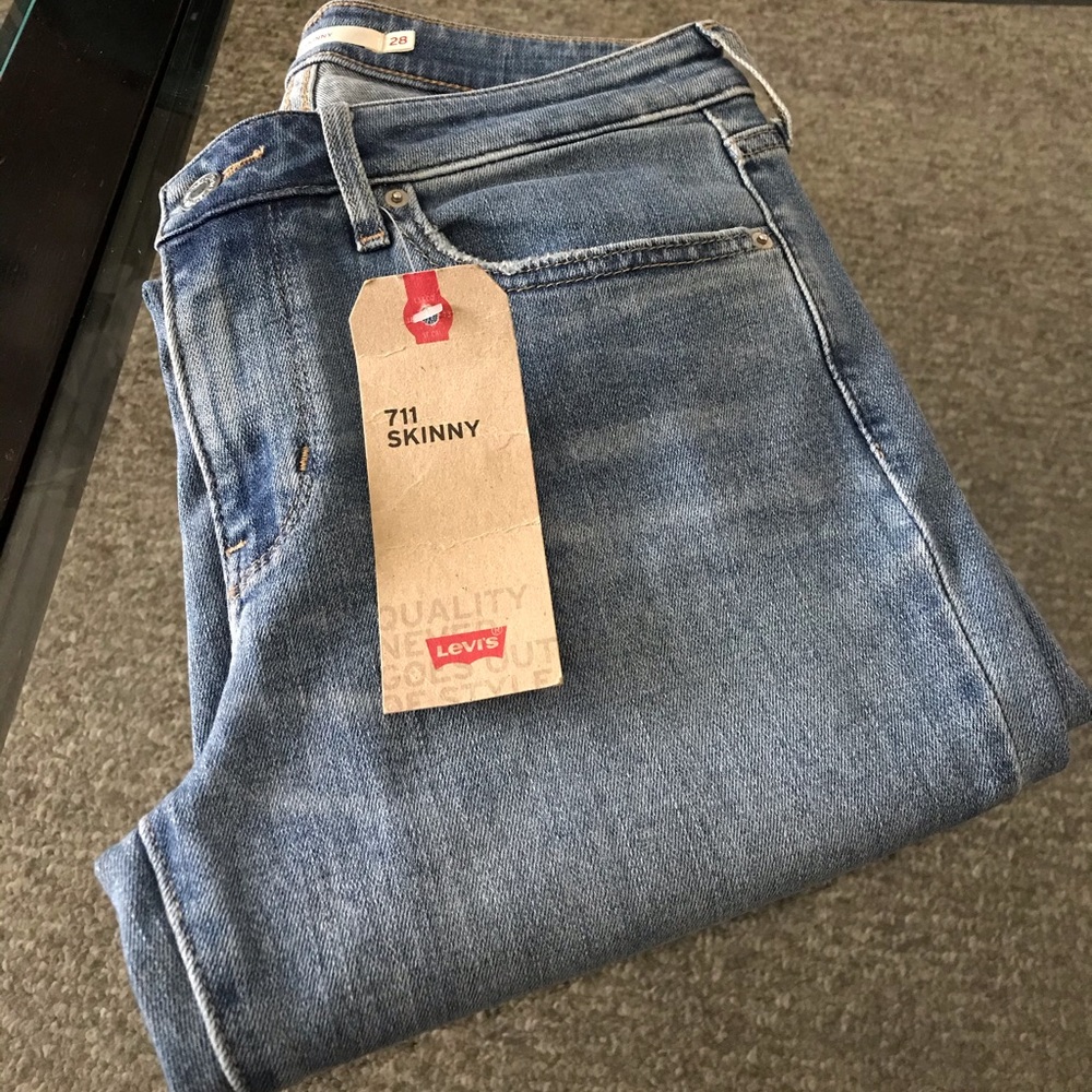 Levis Women 711 Skinny Jeans